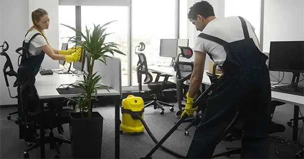 Nettoyage professionnel de bureaux à Toulon par Prestaclean - Services quotidiens ou ponctuels pour espaces de travail impeccables