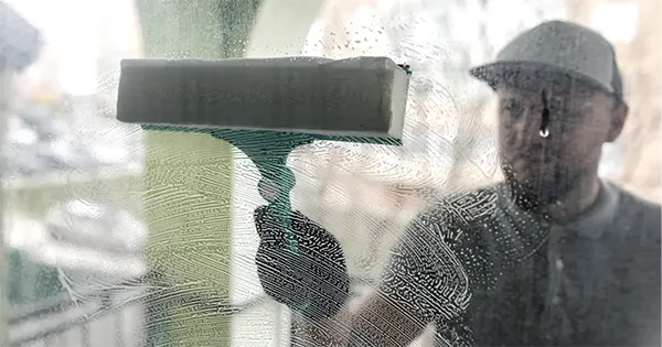 Nettoyage professionnel de vitres à Toulon par Prestaclean - Intérieur & extérieur sans traces pour une transparence parfaite