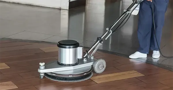 Nettoyage professionnel de sols à Toulon par Prestaclean - Décapage, lustrage et désinfection pour tous types de revêtements