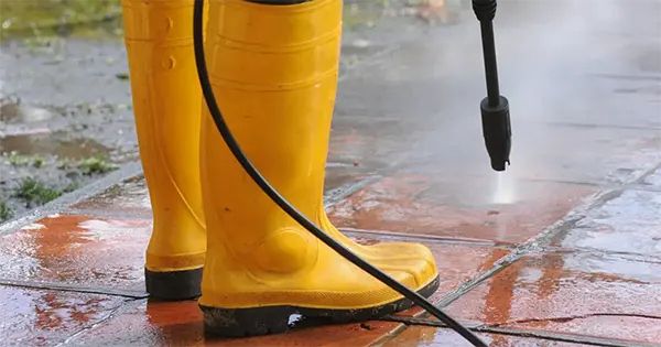 Nettoyage haute pression professionnel à Toulon par Prestaclean - Décapage des surfaces et élimination des salissures incrustées