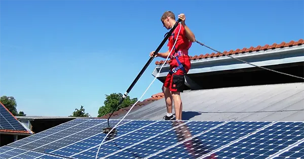 Nettoyage professionnel de panneaux solaires à Toulon par Prestaclean - Amélioration rendement énergétique + protection longue durée