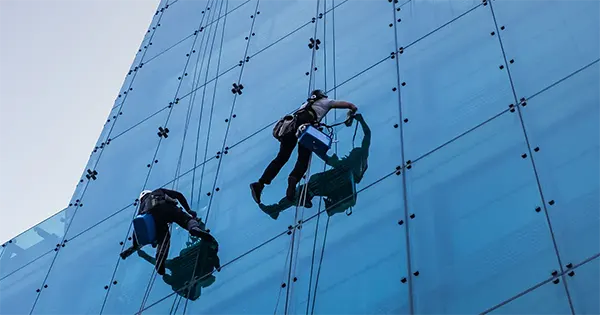 Nettoyage professionnel de vitres en hauteur à Toulon par Prestaclean - Cordistes certifiés pour façades et baies vitrées inaccessibles