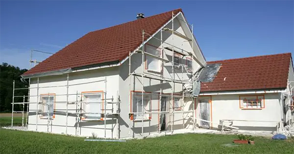 Ravalement de façade professionnel à Toulon par Prestaclean - Nettoyage haute pression, peinture et rénovation de murs extérieurs