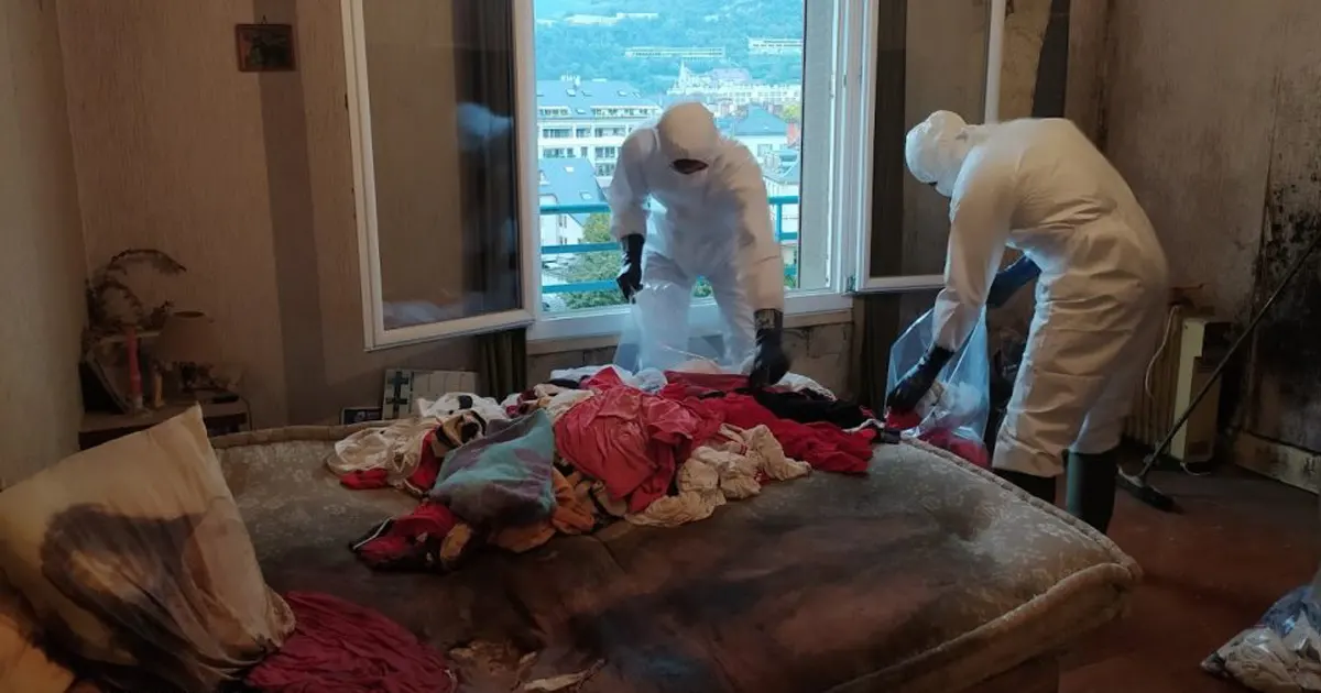 Équipe spécialisée en nettoyage après décès, équipée de protections et de matériel professionnel