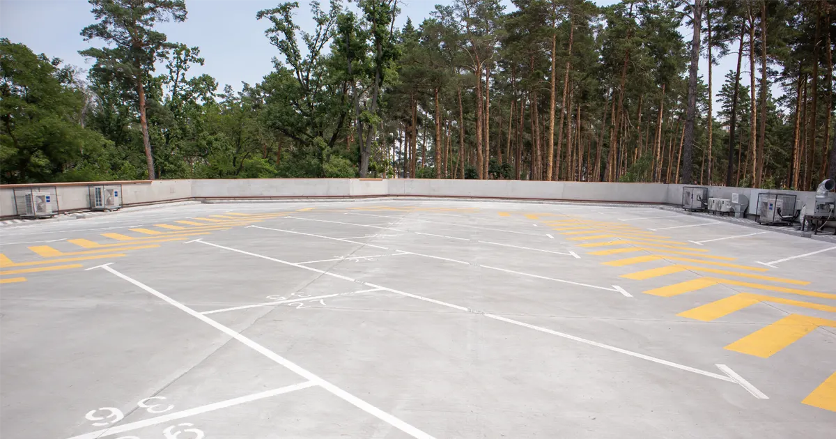 Nettoyage haute pression de parking à Toulon par Prestaclean - Dégradation des traces d'huile et salissures