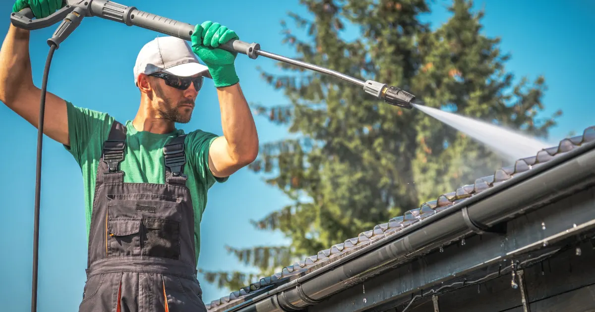 Nettoyage professionnel de toiture et gouttières à Toulon par Prestaclean - Élimination mousses, débris et algues