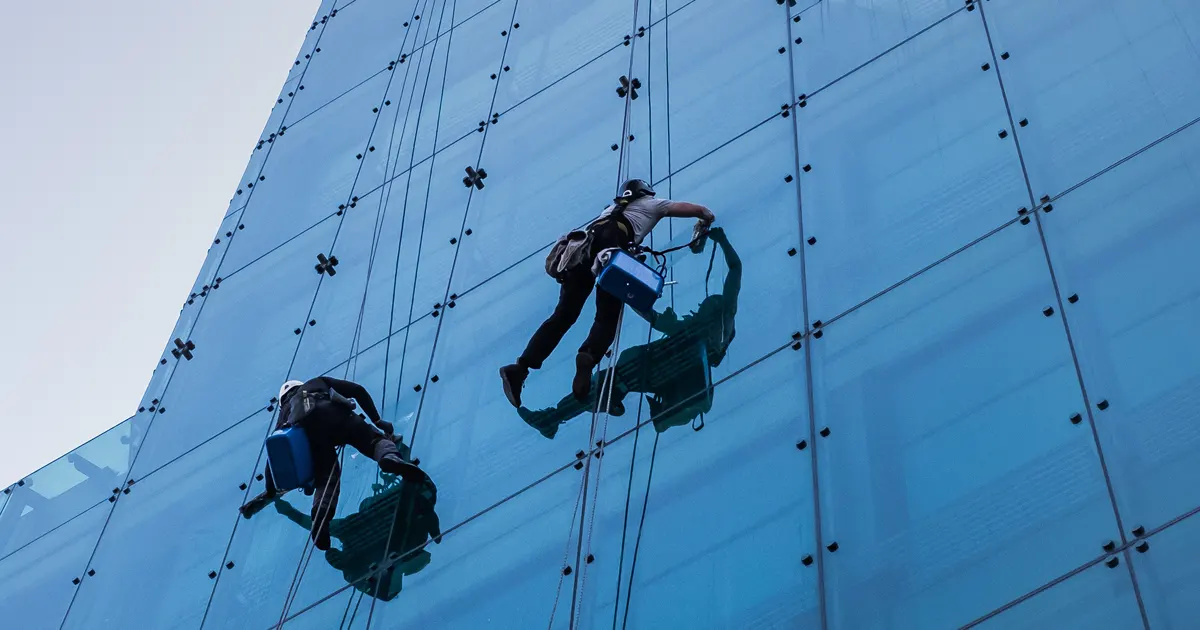 Nettoyage professionnel de vitres en hauteur à Toulon par Prestaclean - Cordistes certifiés pour façades et baies vitrées inaccessibles