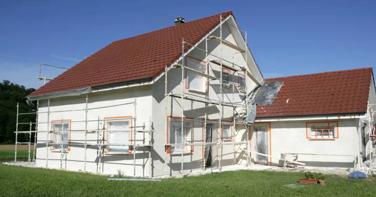 Ravalement de façade professionnel à Toulon par Prestaclean - Nettoyage haute pression, peinture et rénovation de murs extérieurs